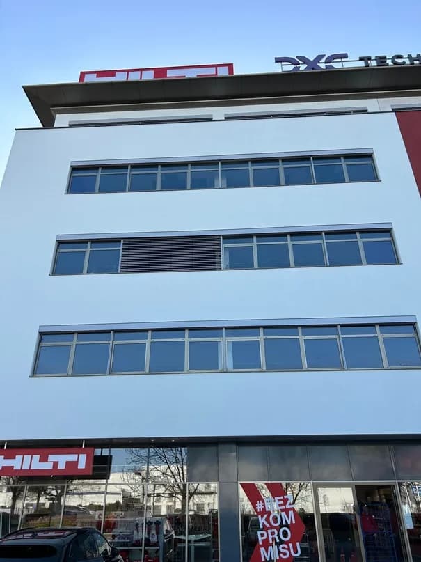 Tá istá fasáda po vyčistení a novom nátere