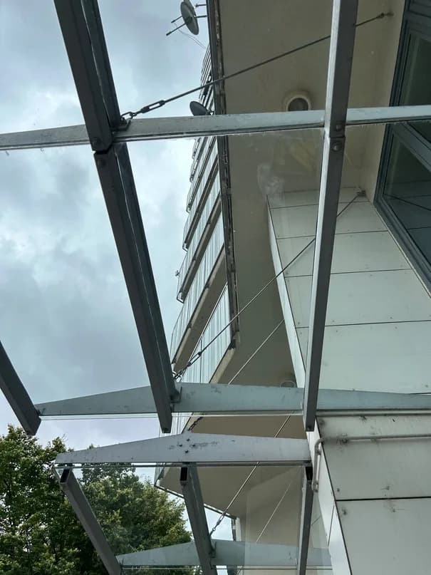 Konštrukcia presklených prístreškov s kotvením na oceľových nosníkoch
