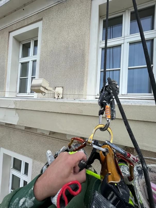 Lanová technika a istenie na fasáde historickej budovy